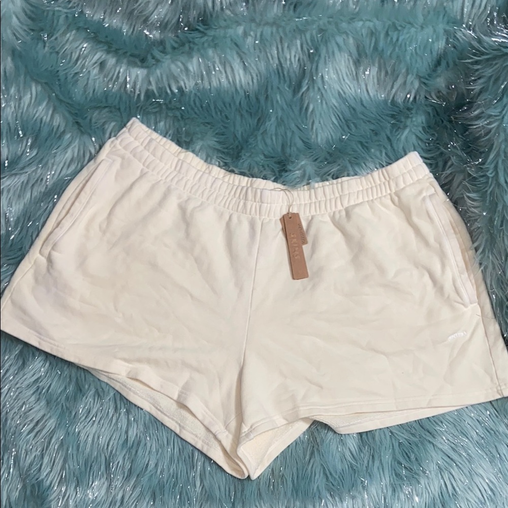 SKIMS Women's ECRU Fleece Cream Shorts